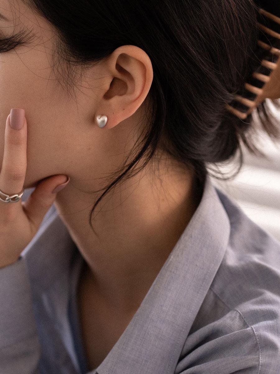 눅윤 하트 무광 귀걸이