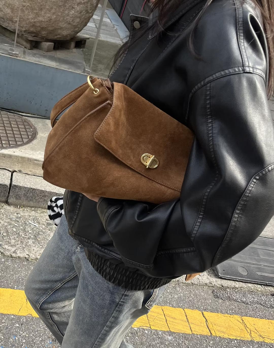 [완판재입고/마지막물량][AUBE] 이태리스웨이드 오브 장식 숄더백 M 브라운