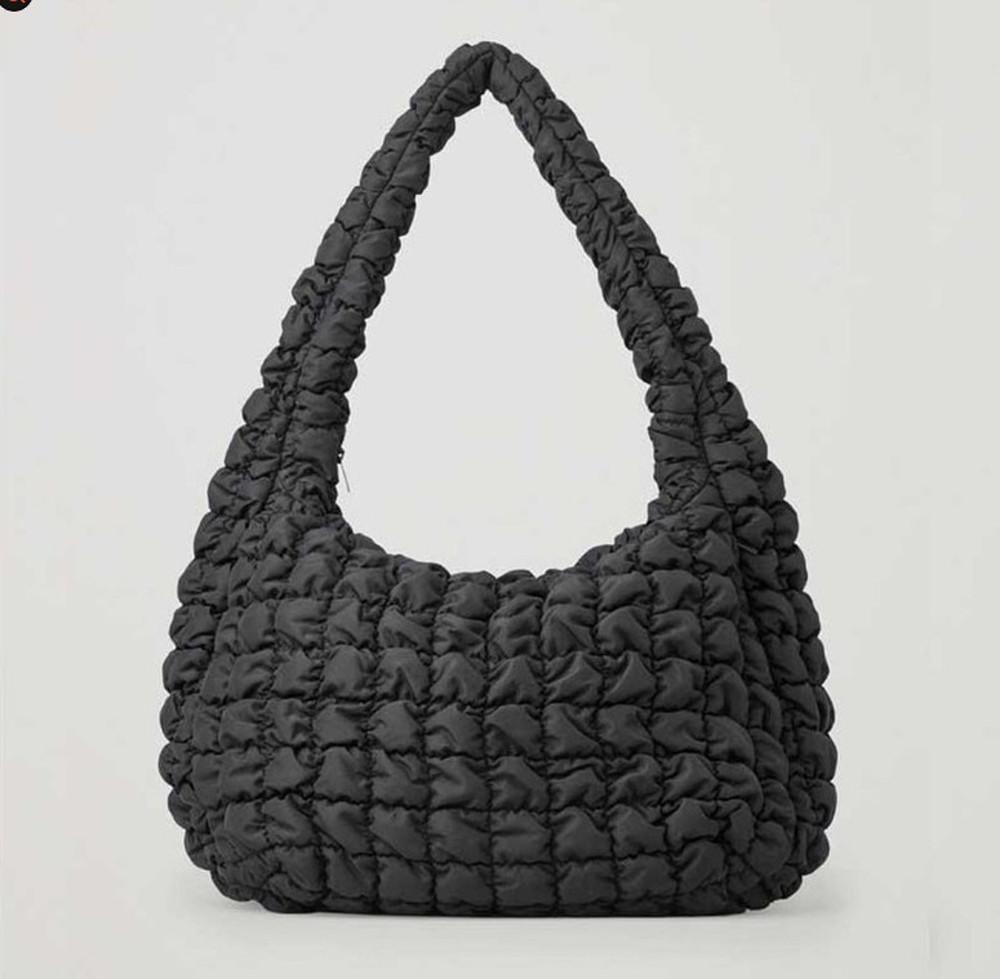 [국내/당일발송] 코스 COS 퀄티드 패딩 구름백 제니백 블랙 오버사이즈