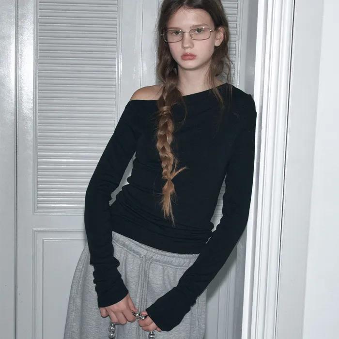 SPAN OFF SHOULDER T-SHIRT - BLACK