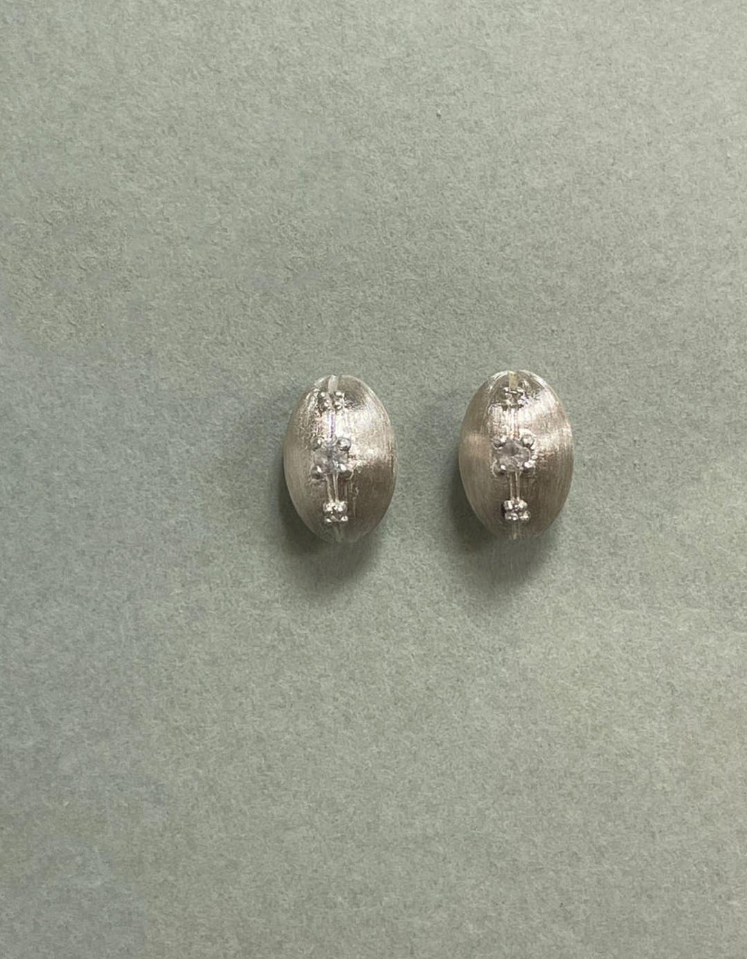 Oval spoon earring white