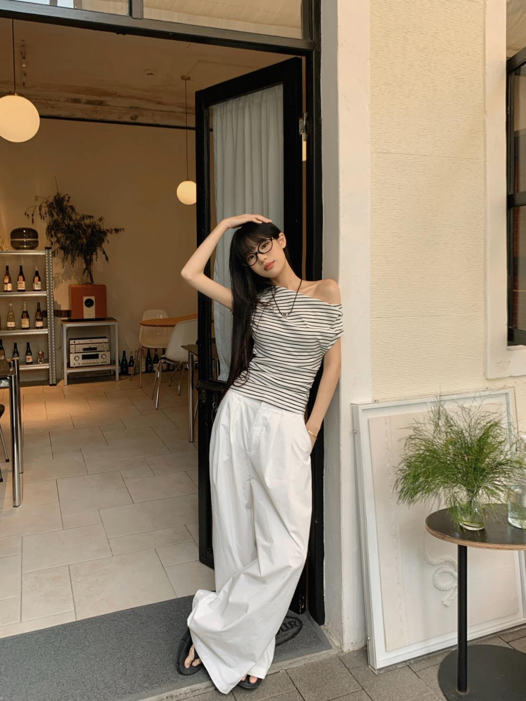 모어라벨 [포인트룩ღ] 스트라이프 원숄더 꼬임 포인트 슬림핏 반팔 슬리브