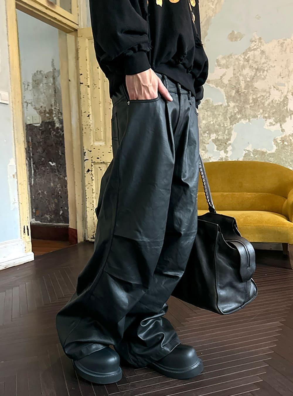 [TRIANGLE PROJECT] 왁스 코팅 플리츠 팬츠