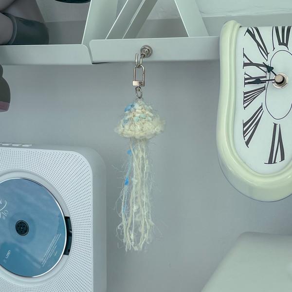 jellyfish keyring - Vanilla Blue