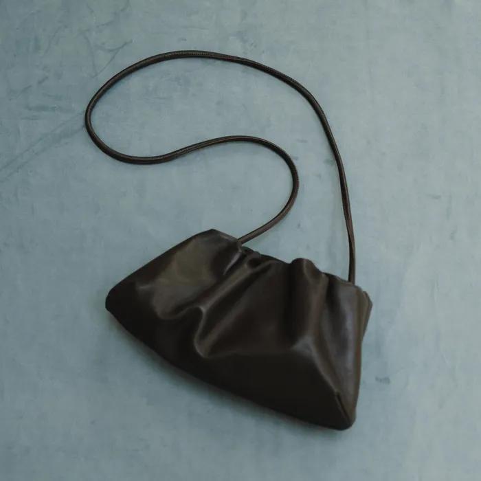 KNOT CLAM BAG_BROWN