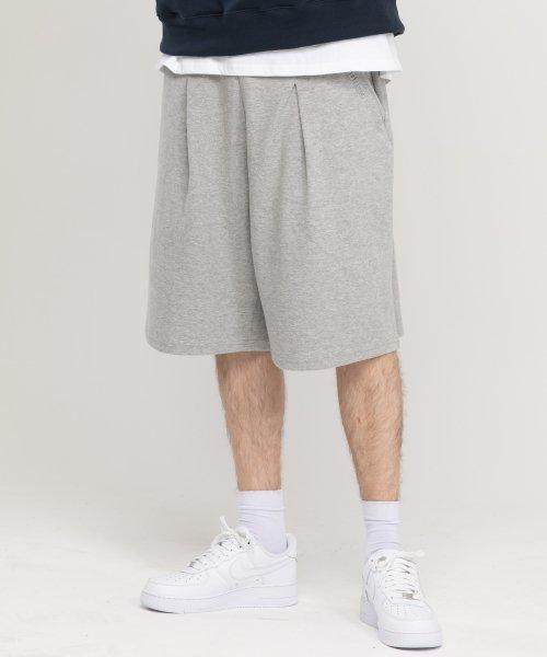 포인트 로고 엠보 프린팅 원턱 버뮤다 스웨트 반바지 [그레이]