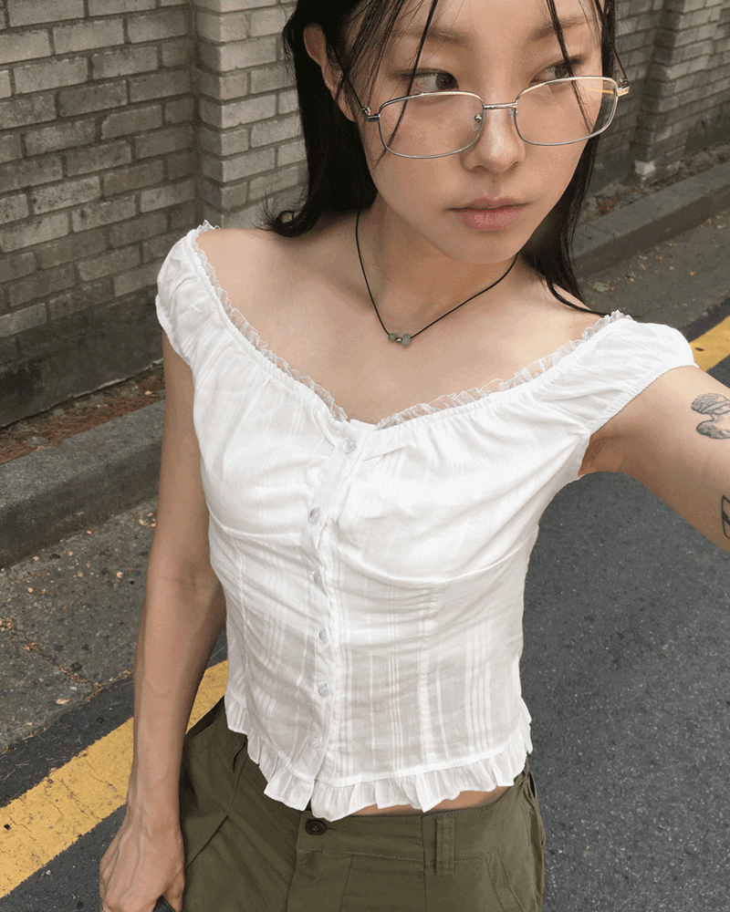리먼 레이스 버튼 오프숄더 나시 블라우스