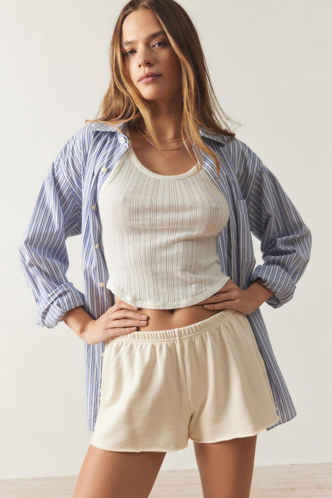 아웃 프롬 언더 어라운드 더 웨이 마이크로 쇼트