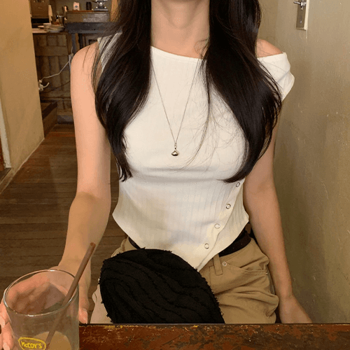 앤글버튼 나시 티셔츠 (반오프숄더 가능)