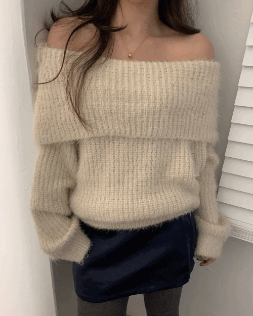 블랙모니카 [연말룩💌] 베린 루즈핏 앙고라 겨울 퍼 오프숄더 니트