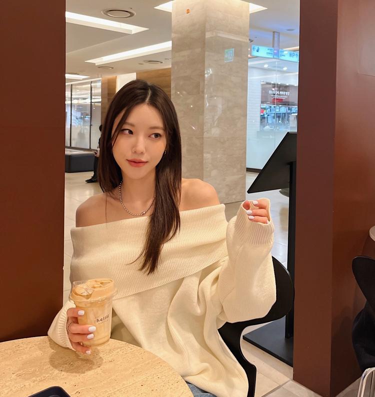 데이인 당일발송 / 오프숄더 박스 니트