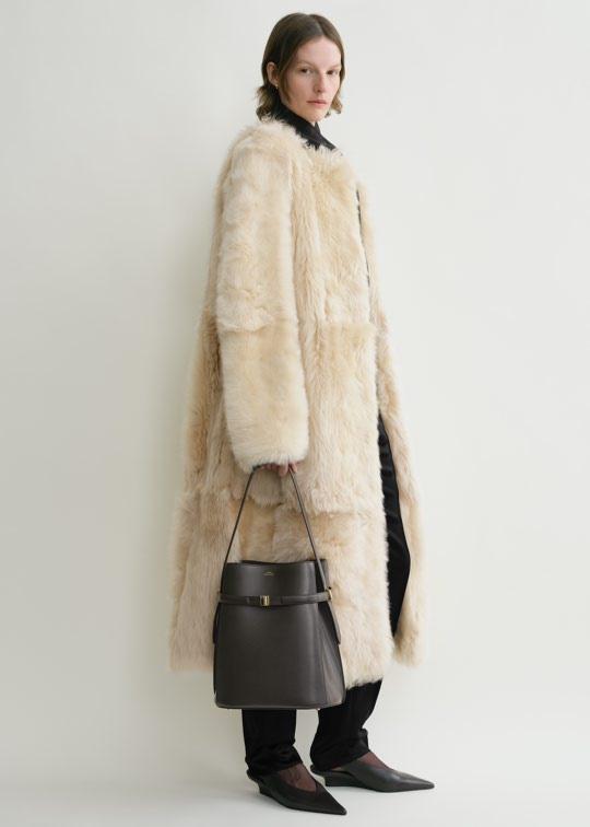 벨티드 레더 버킷백 바크 - 바크 - TOTEME