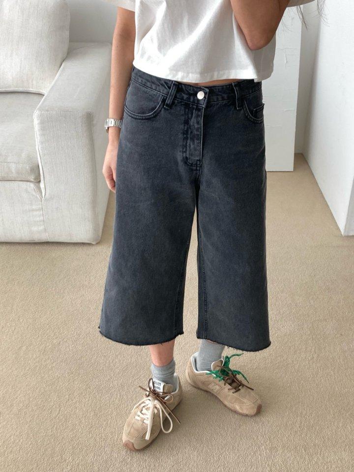 로맨티사이즈 버뮤다 데님 7부 와이드 흑청 바지