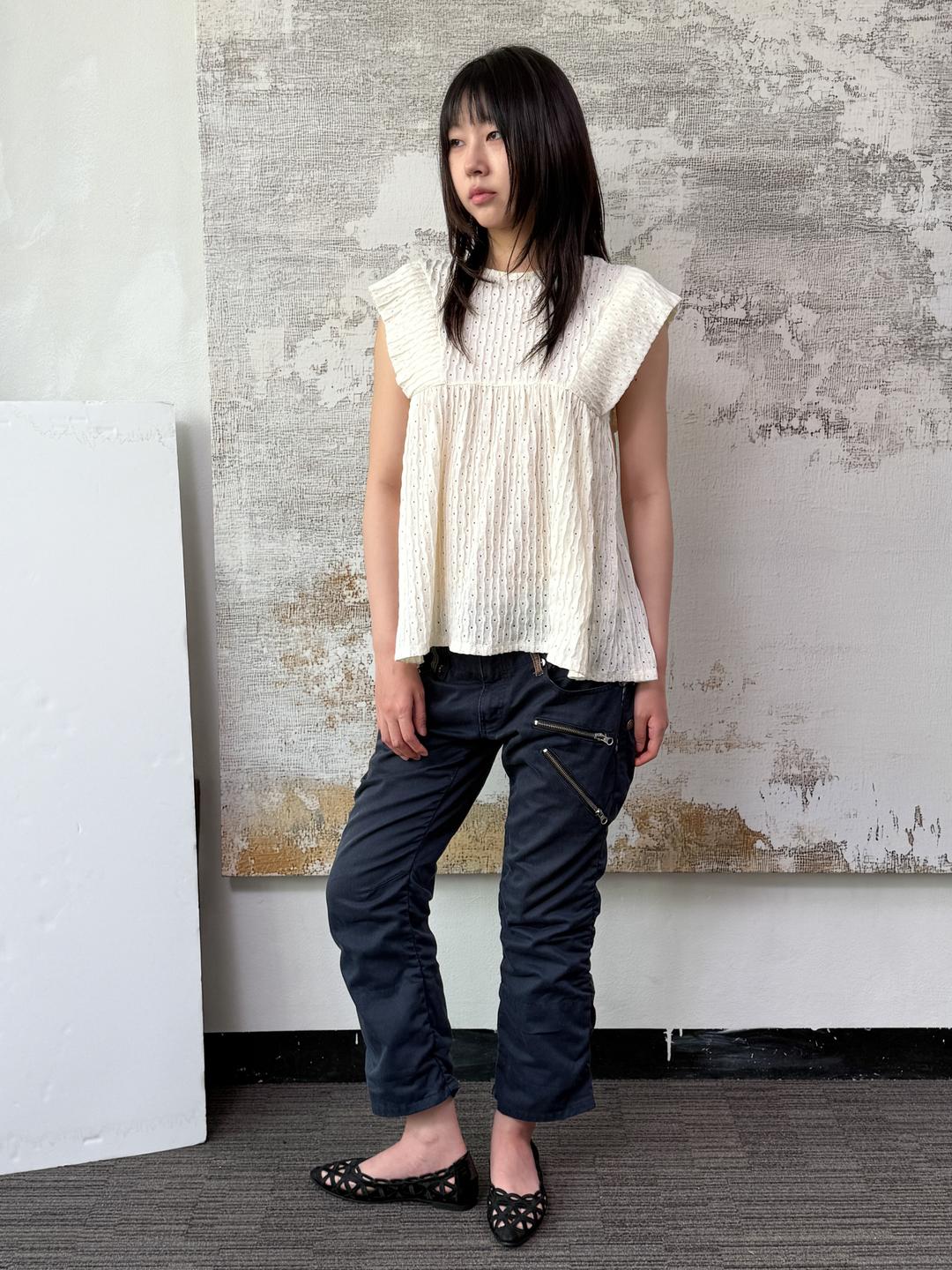 448. Punching frill sleeveless top