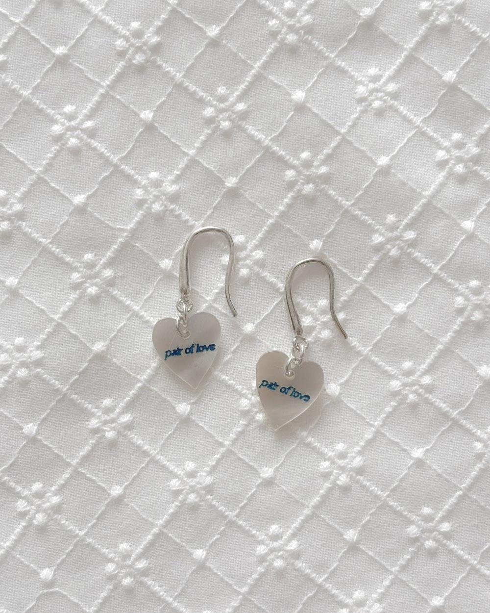 SIGNITURE LOGO WHITE SHELL HEART EARRING