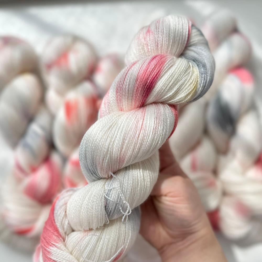 우유에 빠진 딸기 Lace 레이스 오밀조밀얀 오밀조밀잡화점 손염색실 핸드다잉얀