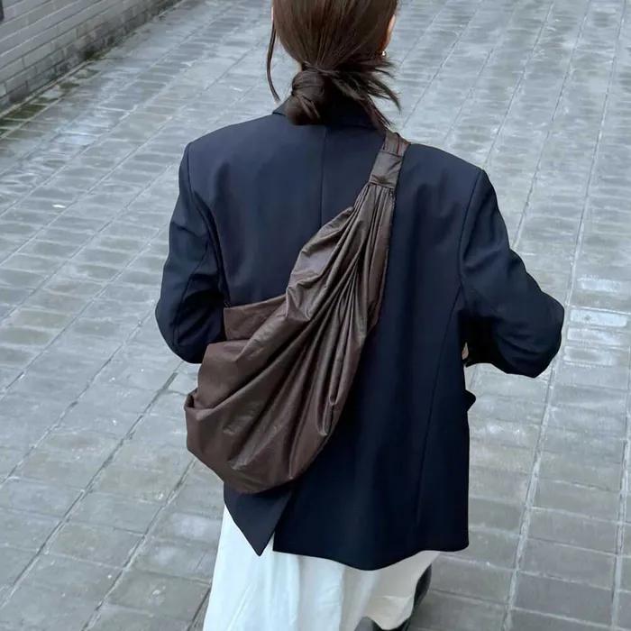 [29CM 단독] Glossy Mid Tangle Twist Bag_Brown