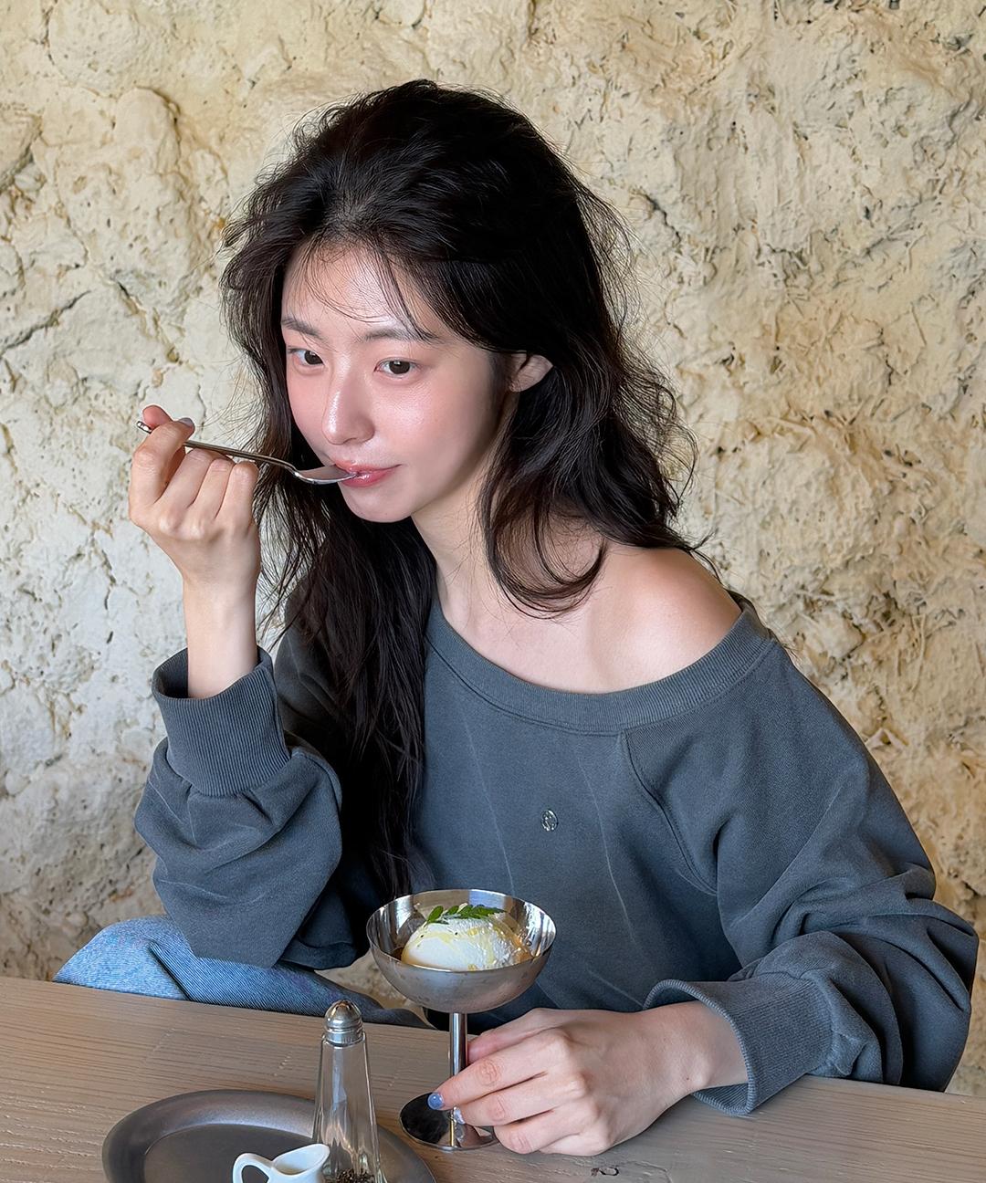 레터프롬문 [원숄더아이템💕][주문폭주/꾸안꾸룩] 에딘 오프숄더 스웻셔츠 ( 7 colors ) *누적4만장 best item♥