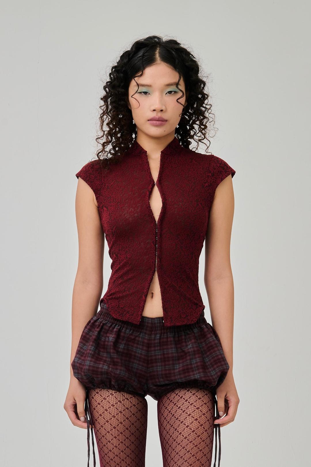 AMITY LACE TOP MAROON
