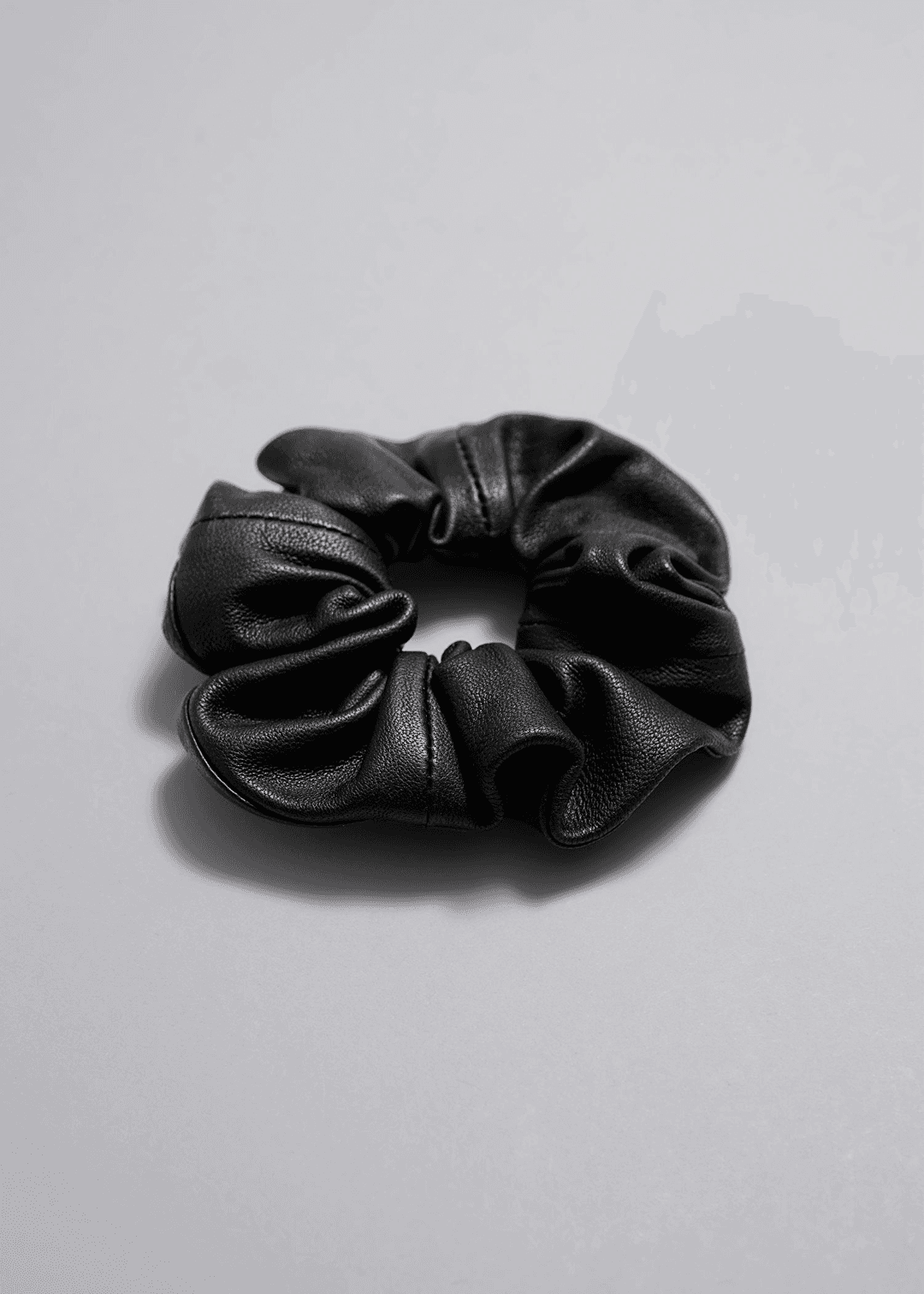 앤아더스토리즈 레더 스크런치