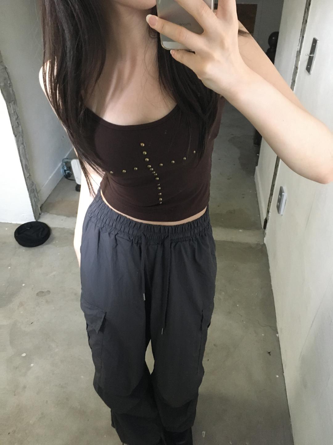 127룸 cross rivet sleeveless