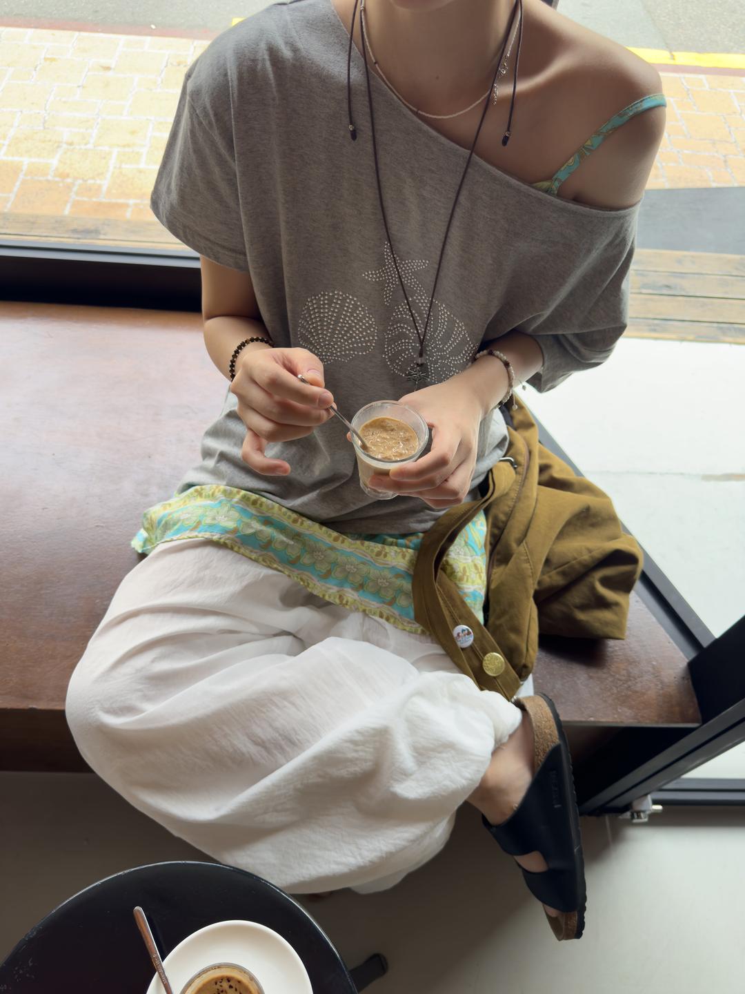 쉘 비즈 오프숄더 티셔츠 2colors