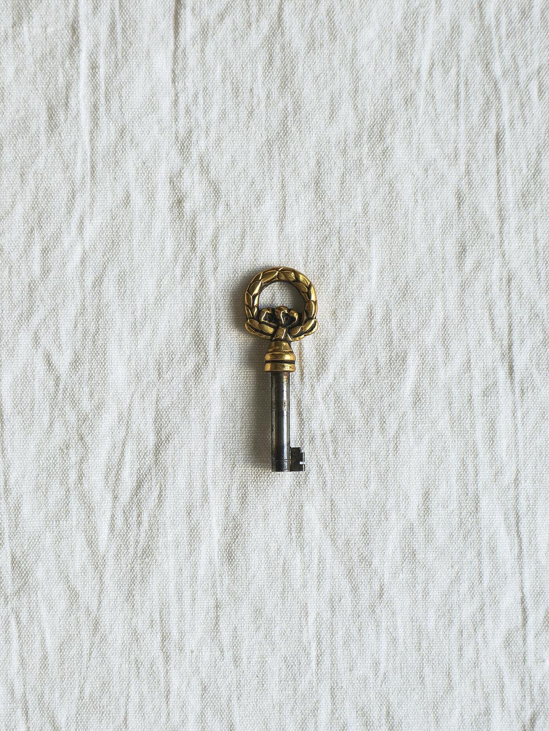 [Vintage] Brass Bow Wreath Key