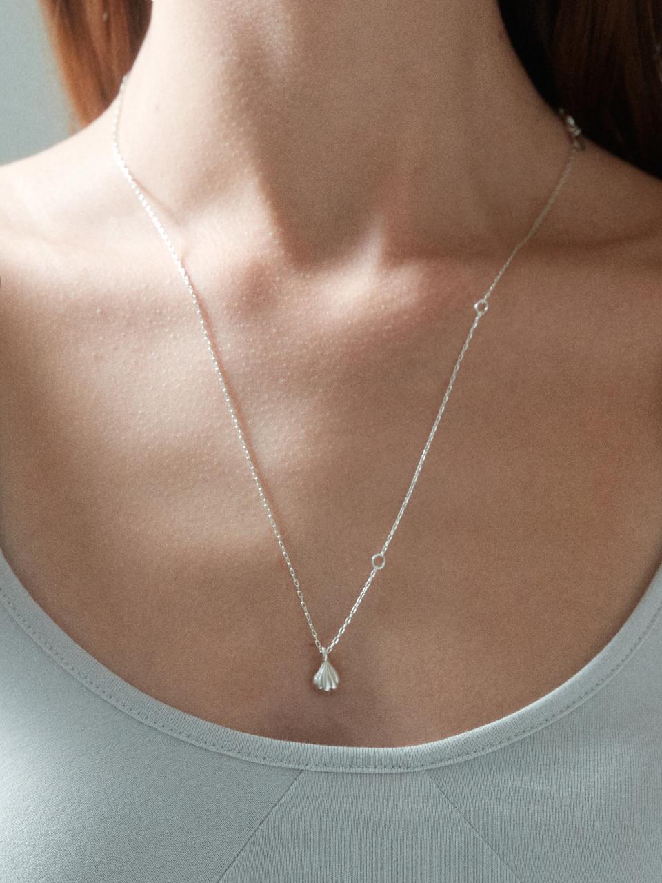 PETIT SHELL NECKLACE