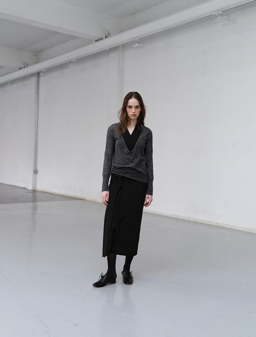 [1st REORDER] DEEP V-NECK ALPACA KNIT [CHARCOAL]