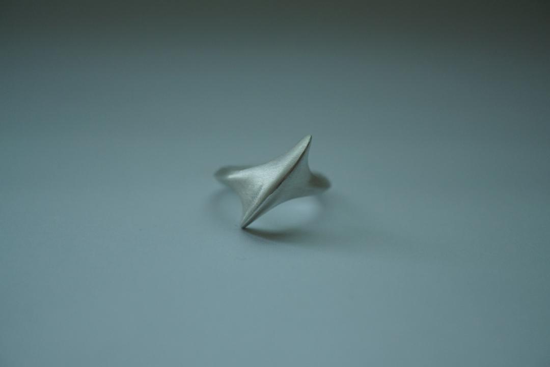 one pointed oblique ring