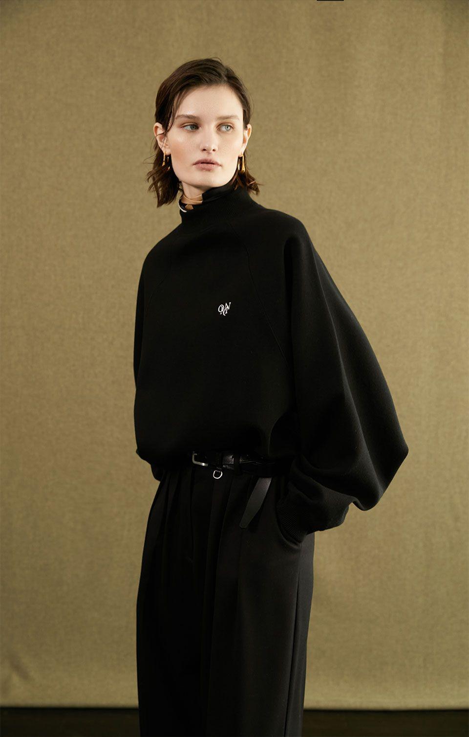 모크넥 래글런 스웨트셔츠 (블랙) | 루앱