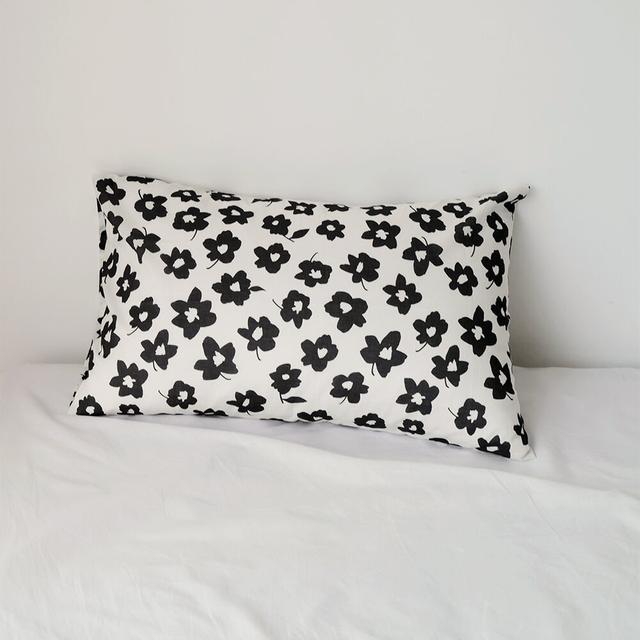 [04/14부터 순차 출고] Black flower pillow cover