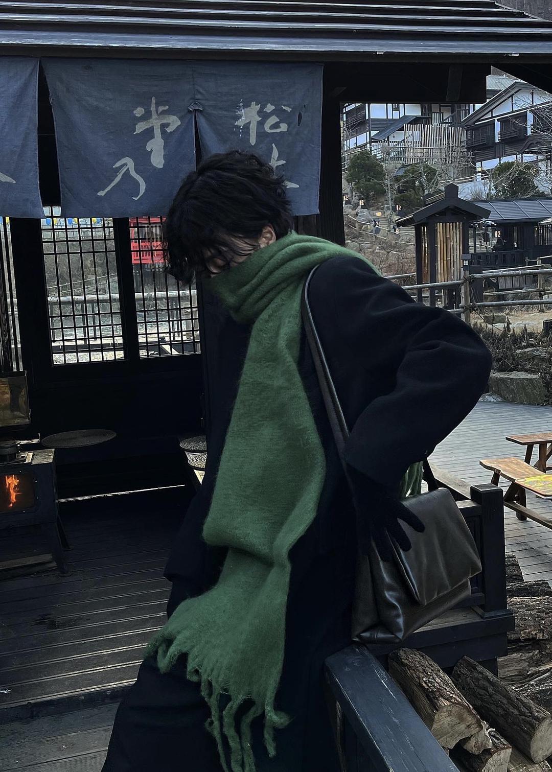 Crimson tassel muffler