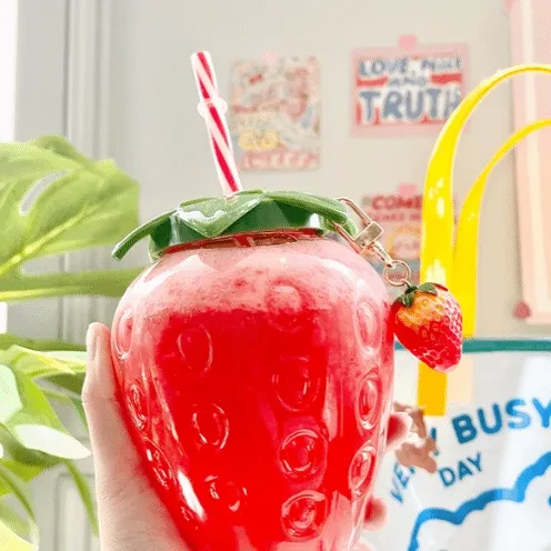 (1+1할인/빨대+딸기키링증정) 한여름 딸기 투명 물병 500ml 딸기텀블러 보틀 플라스틱물병 2종 휴대용컵 케이스 관종템 인싸템 친구선물 10대 20대