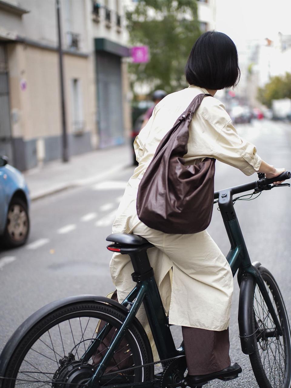 [10/17 예약 판매] Glossy Mid Tangle Twist Bag_Brown