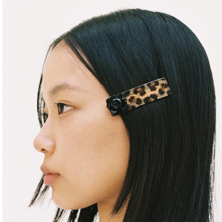 leo flower black hairpin