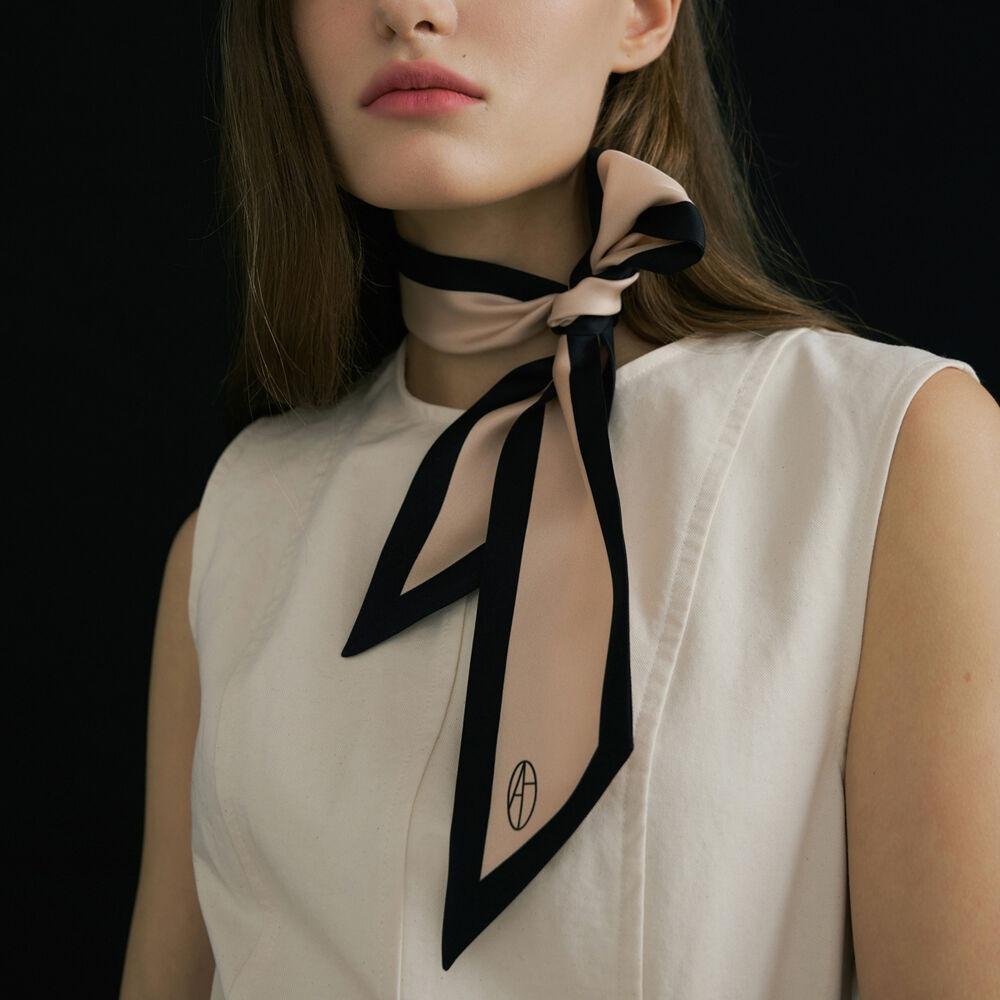 [예약배송 12월14일] [금새록 착용]Long Twilly Silk Scarf - Beige