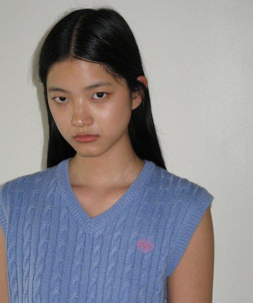 FISHER SLIT CABLE KNIT VEST (SKY BLUE)
