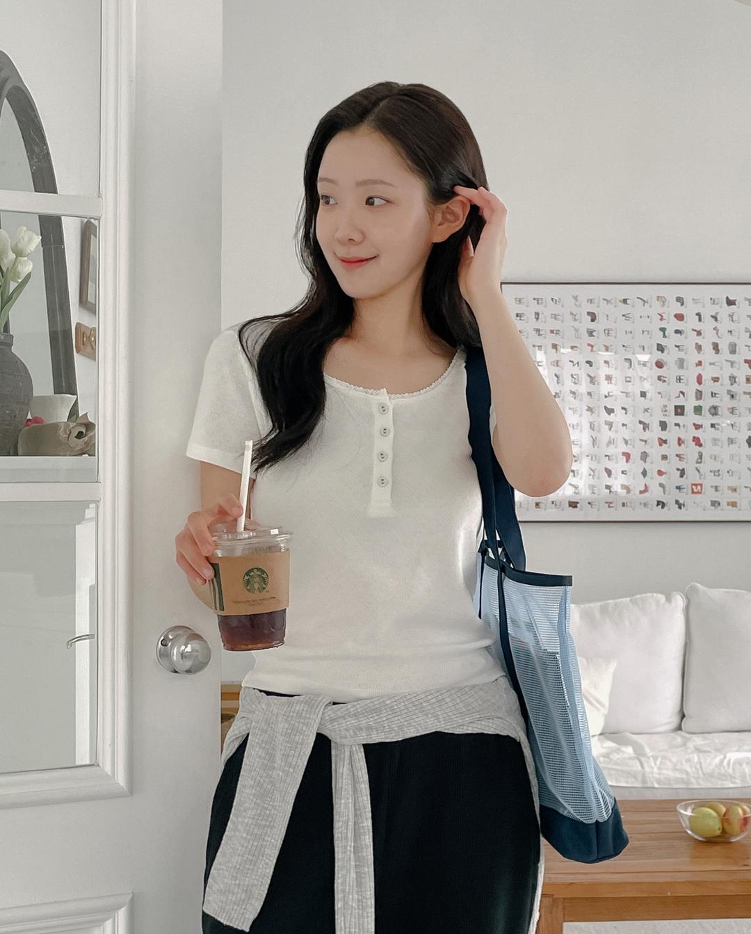 후아유 [인플루언서 PICK/캘리걸 NEW] 아일렛 헨리넥 골지 반팔 티셔츠 / WHRAF2561F