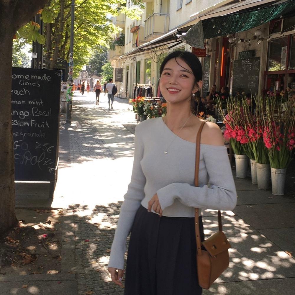 포키 원오프숄더 크롭 니트