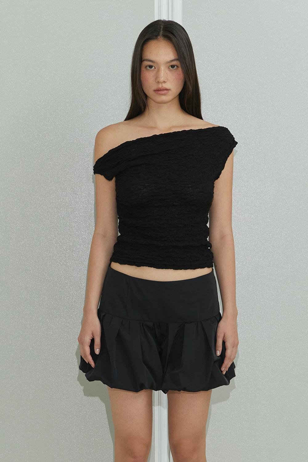 ASYMMETRIC LACE SLEEVELSS / BLACK