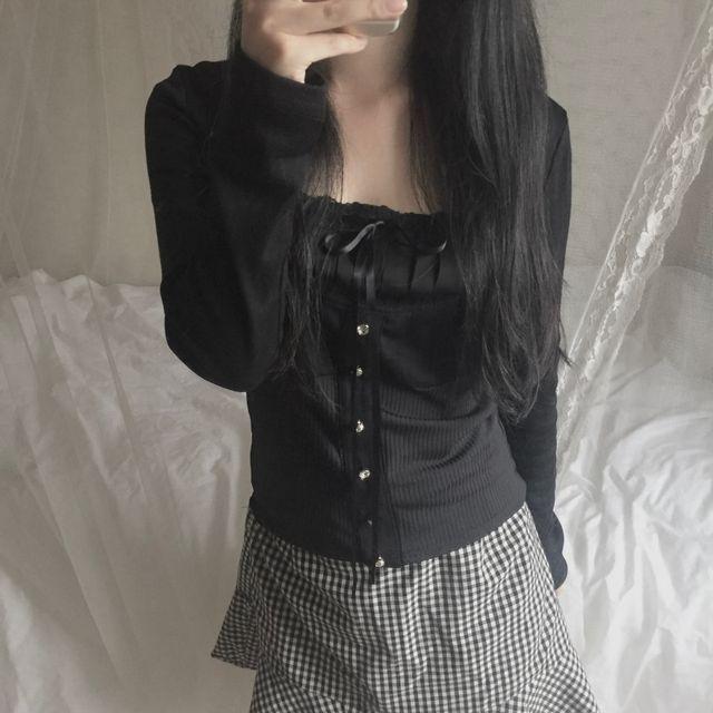 [단독/소량입고*] 블랙 버튼 리본 블라우스 긴팔티 ₊˚ (y2k/빈티지/핀터레스트)