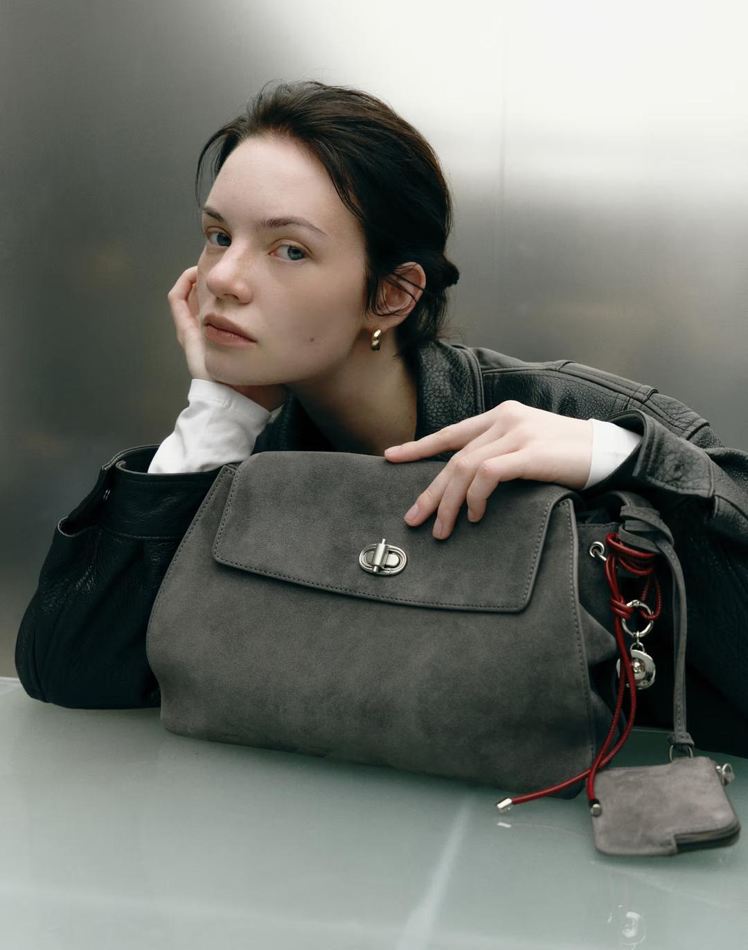 [AUBE] 이태리스웨이드 오브 장식 숄더백 M 다크그레이