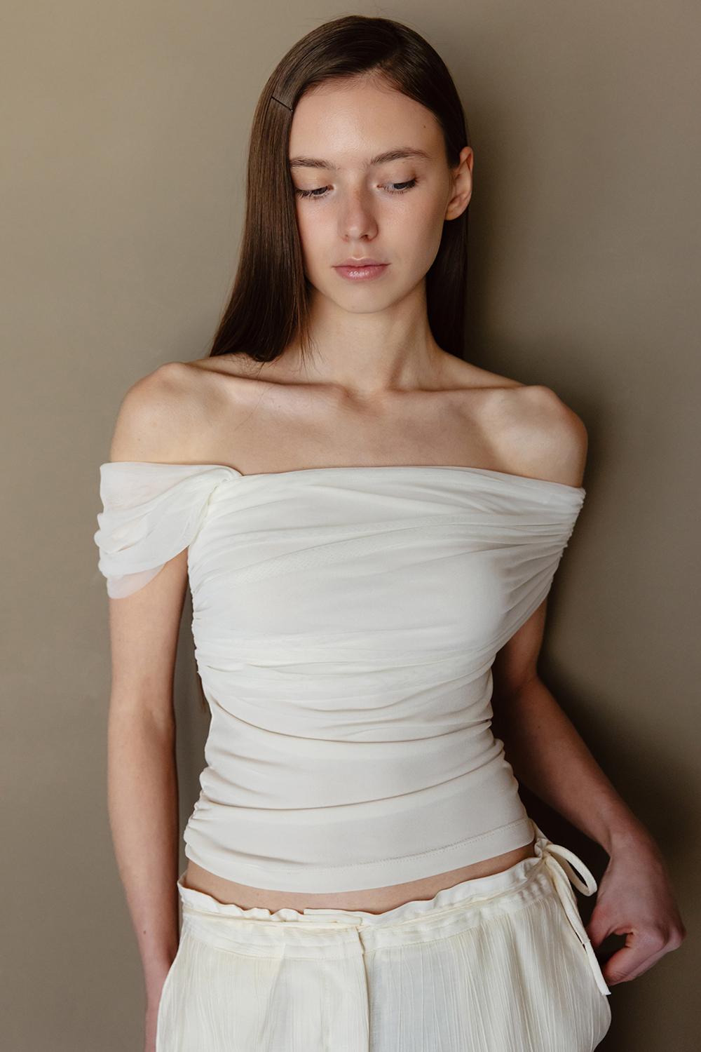 [5월 27일 예약배송] LILAC OFF SHOULDER MESH SHIRRING TOP_TT5S209CM
