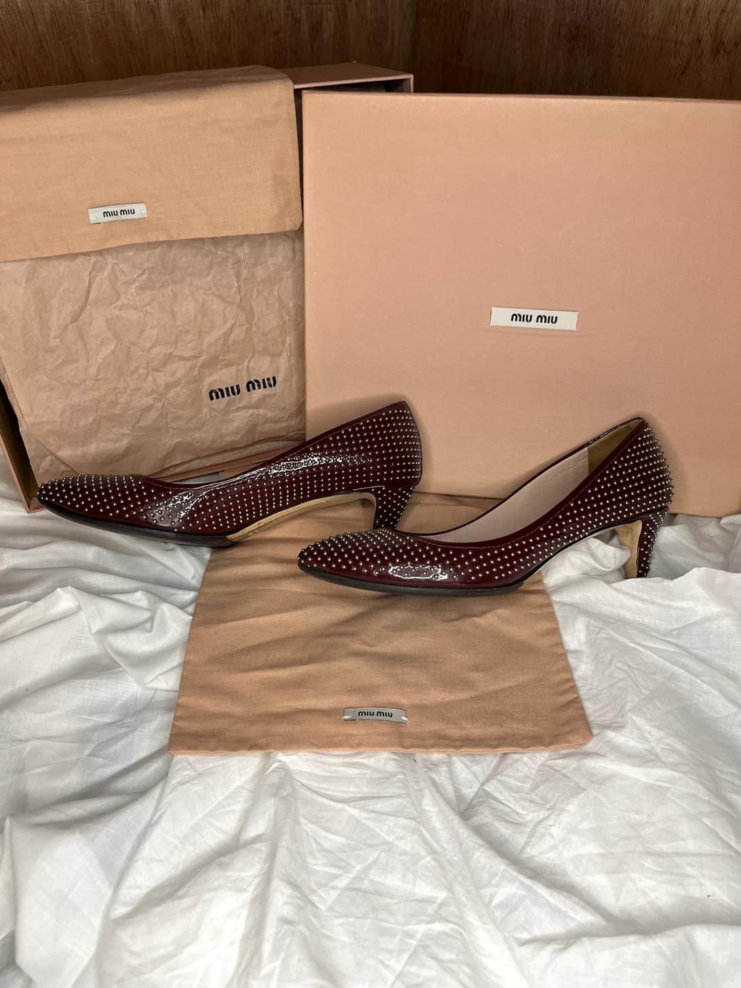 미우미우 패턴트 레더 스터드 키튼 힐 펌프스 | 후루츠패밀리