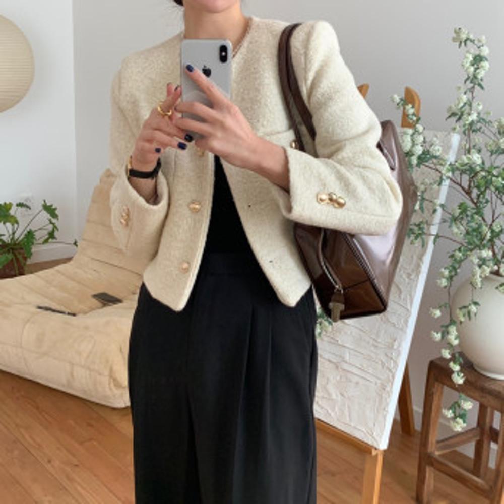 굿파트 노카라 부클 봄 하객룩 라운드넥 금장단추 트위드 미니 자켓(4color)