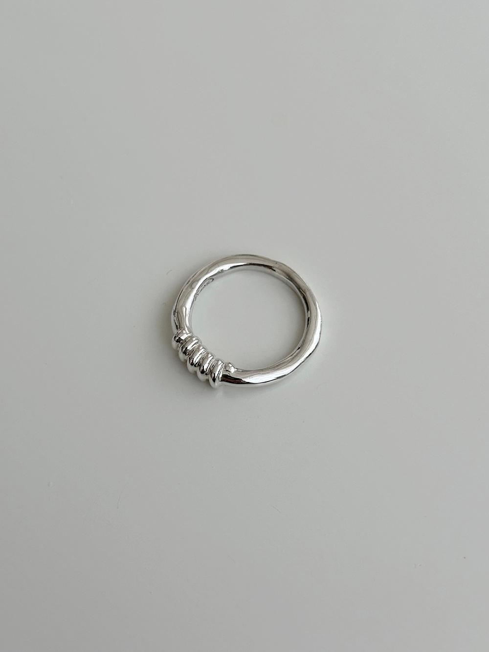 WAVE KNOT RING