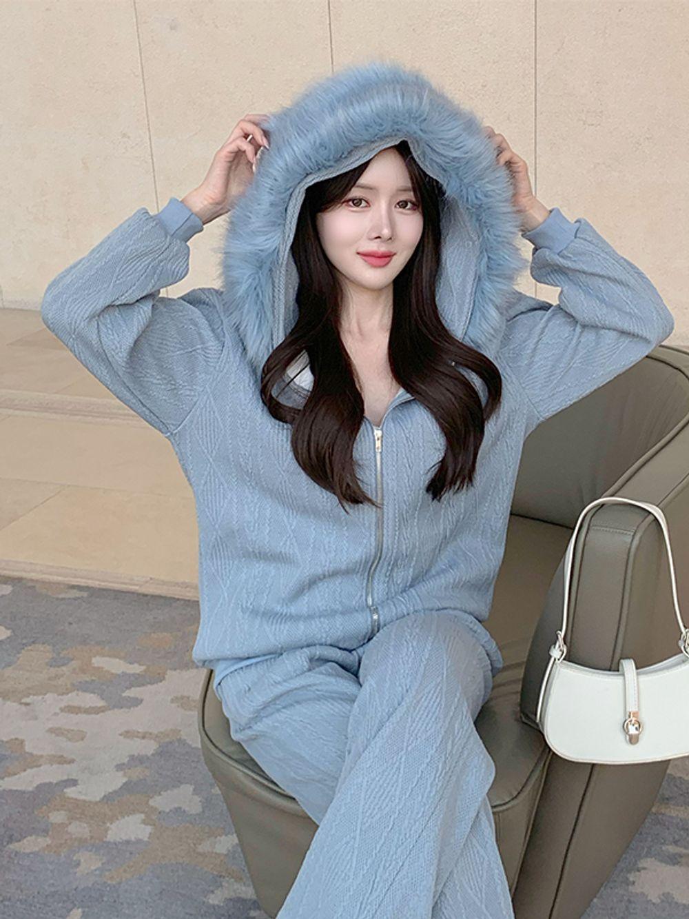 루미에르 [MD PICK❗] 뉴이얼 투피스 / 퍼가디건 퍼자켓 밍크코트 밍크자켓 후드집업 후드티 기모후드 퍼코트 누빔코트 울코트 떡볶이코트 트레이닝세트 트레이닝바지 꽈배기가디건 꽈배기니트 오버핏니트 투웨이집업 투웨이후드 기모후드티 니트후드 기모맨투맨 후리스 뽀글이