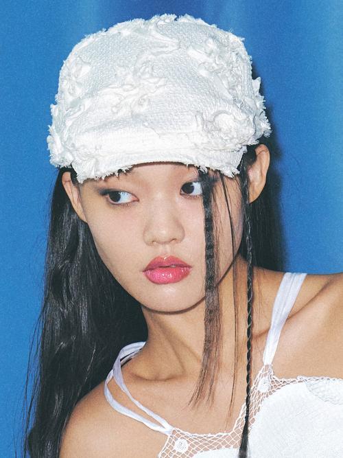 CORSAGE FLAT CAP IN EGGSHELL