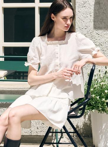 PINTUCK SHIRRING PUFF HALF SLEEVE BLOUSE [WHITE]